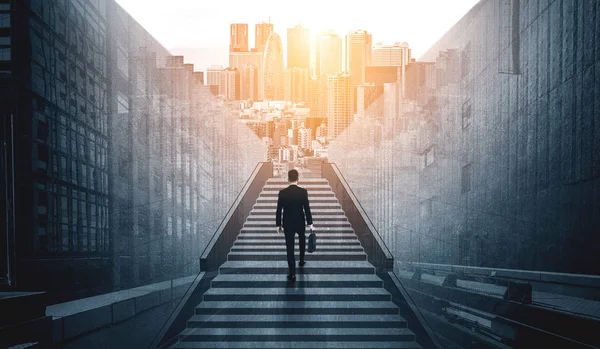 Hırslı Bir Adamı Yaklaşan Zorluklar Fırsatlarıyla Karşılaşmak Için Merdivenleri Çıkıyor — Stok fotoğraf