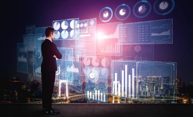 İş Mali Analitik Konsepti için Büyük Veri Teknolojisi. Modern grafik arayüzü ekranda iş satış raporu, kâr tablosu ve hisse senedi eğilimleri analizi hakkında devasa bilgiler gösteriyor.
