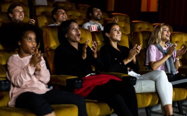 İnsanlar sinema sinemasında film izlerler. Grup eğlence etkinliği ve eğlence konsepti.