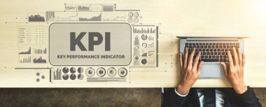 KPI İş Konsepti Performans Göstergesi - KPI yönetiminin pazarlanması için iş hedefi değerlendirmesinin sembollerini ve analitik numaralarını gösteren modern grafik arayüzü.