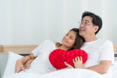 Mutlu Asyalı son sınıf çifti evde iyi vakit geçiriyor. Yaşlıların emekliliği ve sağlıklı vatandaşların ihtiyarlık kavramı.