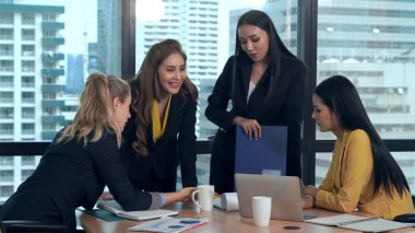 Profesyonel iş kadınlarının grup toplantısı yeni proje planlamasıyla yapılıyor. Takım çalışması ve işbirliği konsepti. ; Proje planlaması ile düşünen profesyonel iş kadınlarının grup toplantısı. Takım çalışması ve işbirliği kavramı.