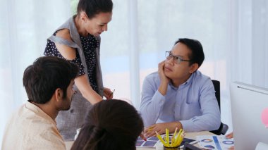 Grup toplantısındaki mutsuz iş adamları. Ekip proje başarısızlığı yüzünden hayal kırıklığına uğradı. İş sorunu ve kriz kavramı.