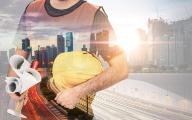 Geleceğin inşaat mühendisliği projesi konsepti ve çift pozlama grafik tasarımı. İnşaat mühendisi, mimar ya da modern sivil ekipman teknolojisiyle çalışan inşaat işçisi.