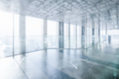 Şehir merkezindeki içi boş ofisin bulanık arka planı. Modern işyeri ve konferans salonu.