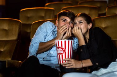 Bir çift aşık sinema salonunda film şokunu ve gözleri kapalı seyrediyor..