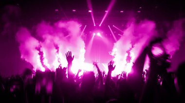 Mutlu insanlar gece kulübü DJ parti konserinde dans eder ve sahnede DJ 'den elektronik dans müziği dinlerler. Siluet dolu neşeli kalabalık 2020 yılbaşı partisini kutluyor. İnsanların yaşam tarzı DJ gece hayatı.