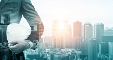 Geleceğin inşaat mühendisliği projesi konsepti ve çift pozlama grafik tasarımı. İnşaat mühendisi, mimar ya da modern sivil ekipman teknolojisiyle çalışan inşaat işçisi.