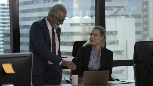 Cadre Supérieur Conseille Une Jeune Travailleuse Dans Bureau Moderne Concept — Photo