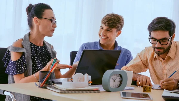 Reunión Grupal Creativos Empresarios Diseñadores Artistas Escritorio Oficina Trabajo Equipo — Foto de Stock