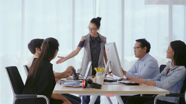 Líder Principal Dando Discurso Consejo Los Miembros Del Equipo Gente — Foto de Stock