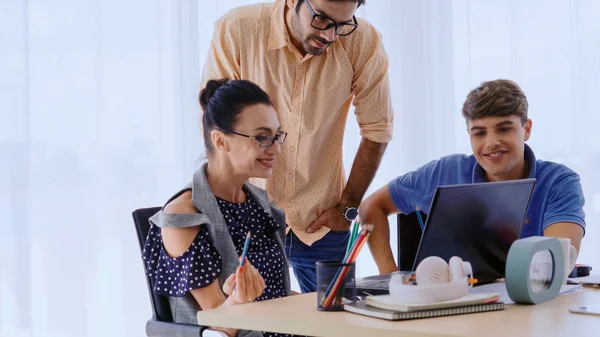 Reunión Grupal Creativos Empresarios Diseñadores Artistas Escritorio Oficina Trabajo Equipo — Foto de Stock