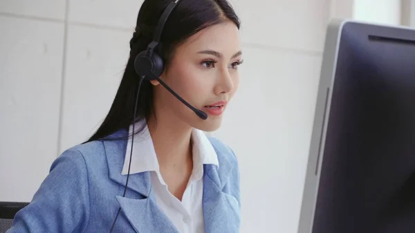 配备耳机的客户支持代理或呼叫中心在台式计算机上工作 同时支持客户打电话 经营者服务企业代表概念 — 图库照片