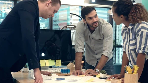 Yaratıcı Adamları Modern Işyerindeki Ofis Masasında Sohbet Ediyorlar Şirket Uluslararası — Stok fotoğraf