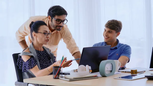 Reunión Grupal Creativos Empresarios Diseñadores Artistas Escritorio Oficina Trabajo Equipo — Foto de Stock