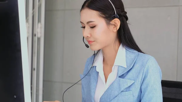 Kundendienstmitarbeiter Oder Call Center Mit Headset Arbeiten Desktop Computer Während — Stockfoto