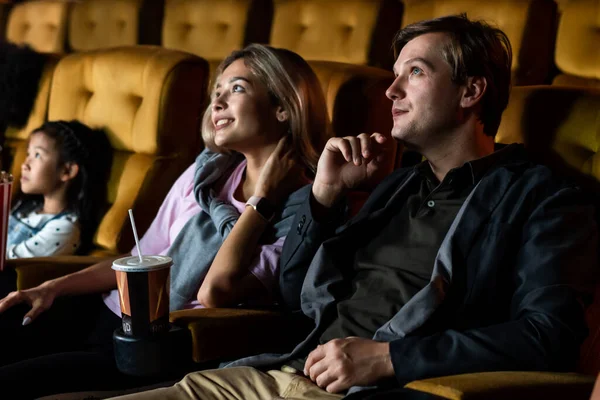 부부와 아이들이 무심결에 영화관에서 영화를 구경하는 — 스톡 사진