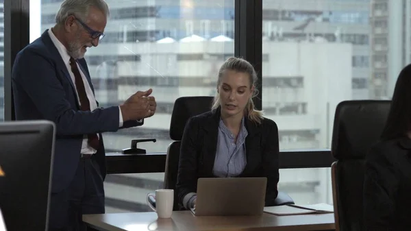 Cadre Supérieur Conseille Une Jeune Travailleuse Dans Bureau Moderne Concept — Photo