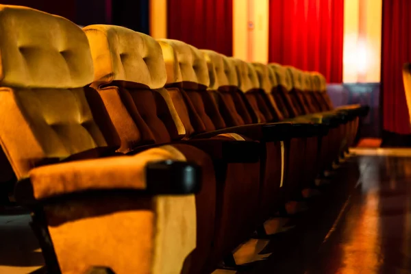 Sebaris Kursi Kuning Dengan Popcorn Kursi Bioskop — Stok Foto