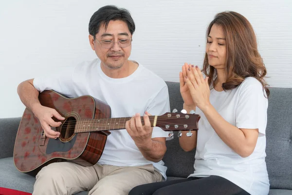 Glada Asiatiska Äldre Par Som Har Trevligt Hemma Pensionärer Och — Stockfoto