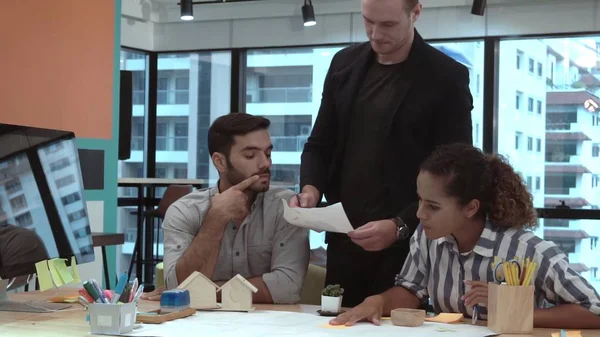 Grupo Personas Negocios Creativos Tener Conversación Escritorio Oficina Lugar Trabajo —  Fotos de Stock