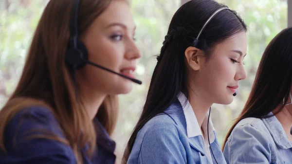 Agente Atención Cliente Centro Llamadas Con Auriculares Funciona Computadora Escritorio —  Fotos de Stock