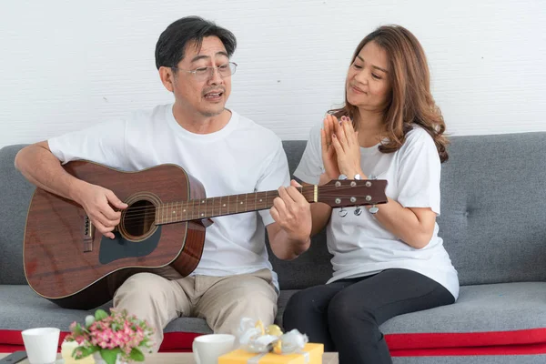 Feliz Asiático Casal Sênior Ter Bom Tempo Casa Reforma Dos — Fotografia de Stock