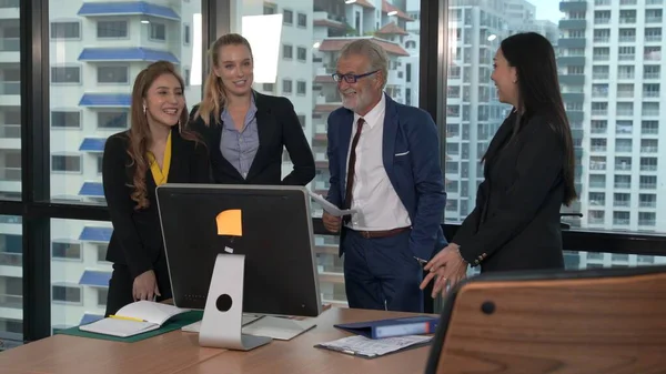 Gli Uomini Affari Professionisti Discutono Questione Finanziaria Nella Riunione Gruppo — Foto Stock