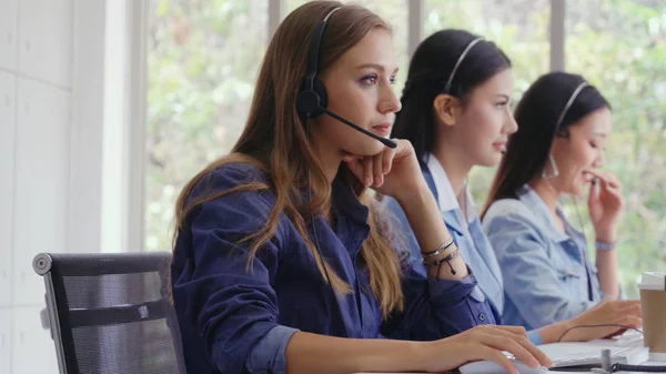 Ügyfélszolgálati Ügynök Vagy Call Center Headset Működik Asztali Számítógépen Miközben — Stock Fotó