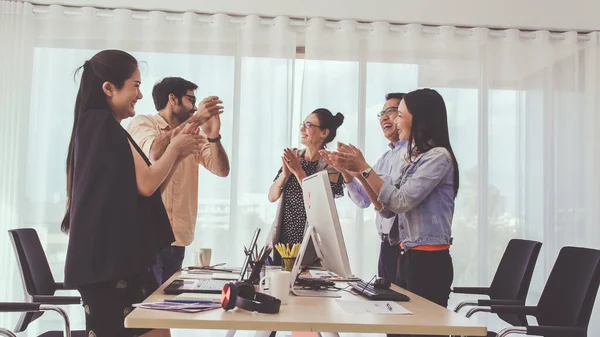 Gruppo Uomini Affari Successo Che Celebra Successo Del Progetto Ufficio — Foto Stock