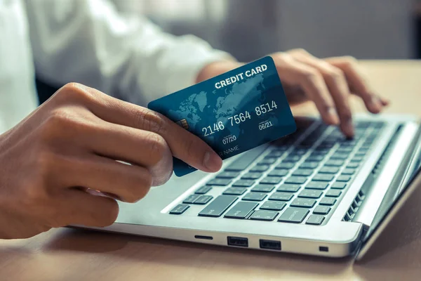 Jovem Usar Cartão Crédito Para Fazer Compras Line Aplicativo Computador — Fotografia de Stock