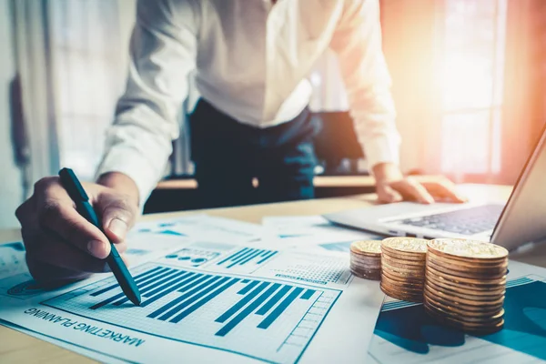 Zakenman Accountant Financieel Expert Analyseren Business Report Grafiek Financiële Grafiek — Stockfoto