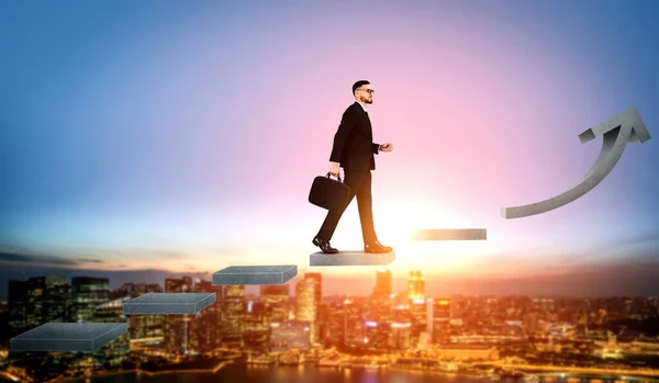 Üzletember Mászik Fel Lépcsőn Karrier Siker Üzleti Negyed Horizont Skyline — Stock Fotó