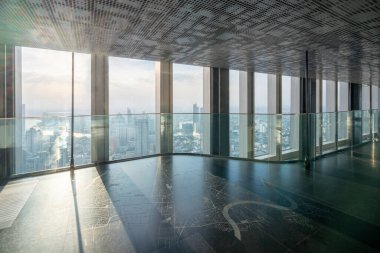 Şehir merkezindeki boş ofis iç mimarisi. Modern işyeri ve konferans salonu.