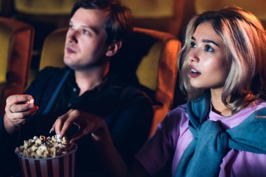 Kafkas aşığı sinemada film izlemeyi ve patlamış mısır yemeyi seviyor.