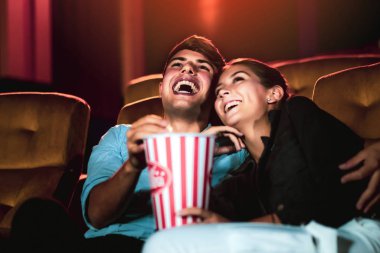 Kadın ve erkek sinema salonunda film izliyorlar. Grup eğlence etkinliği ve eğlence konsepti.