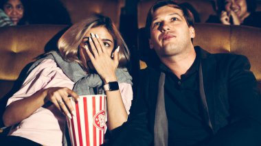 İnsanlar sinema sinemasında film izlerler. Grup eğlence etkinliği ve eğlence konsepti.