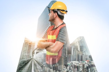 Geleceğin inşaat mühendisliği projesi konsepti ve çift pozlama grafik tasarımı. İnşaat mühendisi, mimar ya da modern sivil ekipman teknolojisiyle çalışan inşaat işçisi.