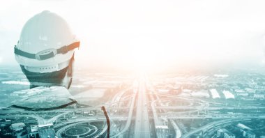 Geleceğin inşaat mühendisliği projesi konsepti ve çift pozlama grafik tasarımı. İnşaat mühendisi, mimar ya da modern sivil ekipman teknolojisiyle çalışan inşaat işçisi.