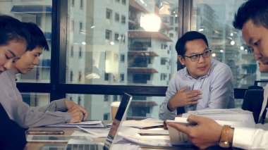 Asyalı iş adamları modern ofiste grup toplantısında pazarlama stratejisini tartıştılar. İş finans ve takım çalışması konsepti. ; Asyalı iş adamları modern ofiste grup toplantısında pazarlama stratejisini tartıştılar. İş finans ve takım çalışması kavramı.