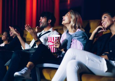 İnsanlar sinema sinemasında film izlerler. Grup eğlence etkinliği ve eğlence konsepti.