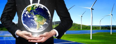 Alternatif enerji ile sürdürülebilirlik gelişimi kavramı. Çevre dostu rüzgar türbini çiftliği ve arka planda yeşil yenilenebilir enerji ile insan eliyle dünya ile ilgilenin..