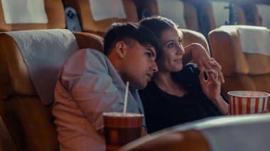 İnsanlar sinema sinemasında film izlerler. Grup eğlence etkinliği ve eğlence konsepti.