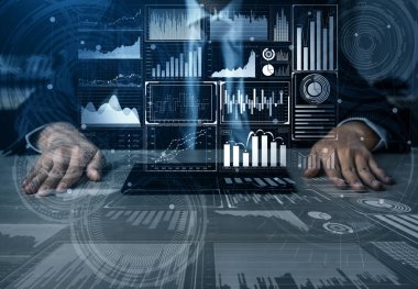 İş Mali Analitik Konsepti için Büyük Veri Teknolojisi. Modern grafik arayüzü ekranda iş satış raporu, kâr tablosu ve hisse senedi eğilimleri analizi hakkında devasa bilgiler gösteriyor.