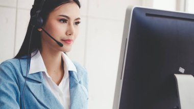 Müşteri destek ajanı ya da kulaklıklı çağrı merkezi telefon görüşmesinde müşteriyi desteklerken masaüstü bilgisayarında çalışır. Operatör hizmeti iş temsili kavramı.