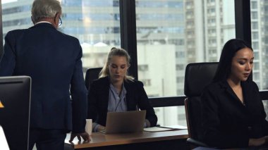 Üst düzey yönetici modern ofisteki genç kadın çalışana tavsiyelerde bulunuyor. Liderlik ve eğitim konsepti. ; Modern ofisteki genç kadın çalışana kıdemli yönetici tavsiyelerde bulunur. Liderlik ve eğitim kavramı.