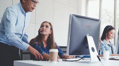 Müşteri destek ajanı ya da kulaklıklı çağrı merkezi telefon görüşmesinde müşteriyi desteklerken masaüstü bilgisayarında çalışır. Operatör hizmeti iş temsili kavramı.