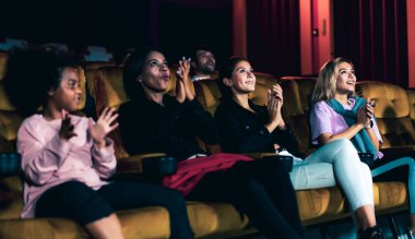 İnsanlar sinema sinemasında film izlerler. Grup eğlence etkinliği ve eğlence konsepti.