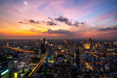 Bangkok City, Tayland 'ın şehir manzarası ve ufuk çizgisi. Bangkok, Tayland 'ın en büyük şehri ve en iyi seyahat yeridir..