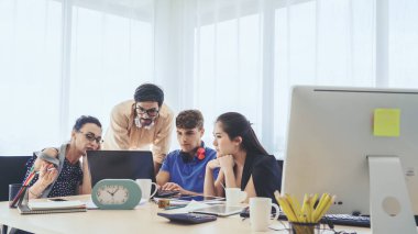 Yaratıcı iş adamlarının grup toplantısı, tasarımcı ve sanatçı ofis masasında. Mutlu iş yeri ve işbirliği takım çalışması konsepti.